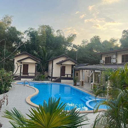 Sunray Guesthouse สุนันท์บ้านพักริมคลอง 우타이타니 외부 사진