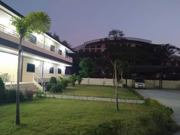 Sunray Guesthouse สุนันท์บ้านพักริมคลอง 우타이타니 외부 사진