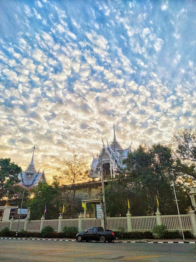 Sunray Guesthouse สุนันท์บ้านพักริมคลอง 우타이타니 외부 사진
