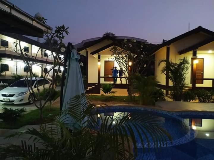 Sunray Guesthouse สุนันท์บ้านพักริมคลอง 우타이타니 외부 사진