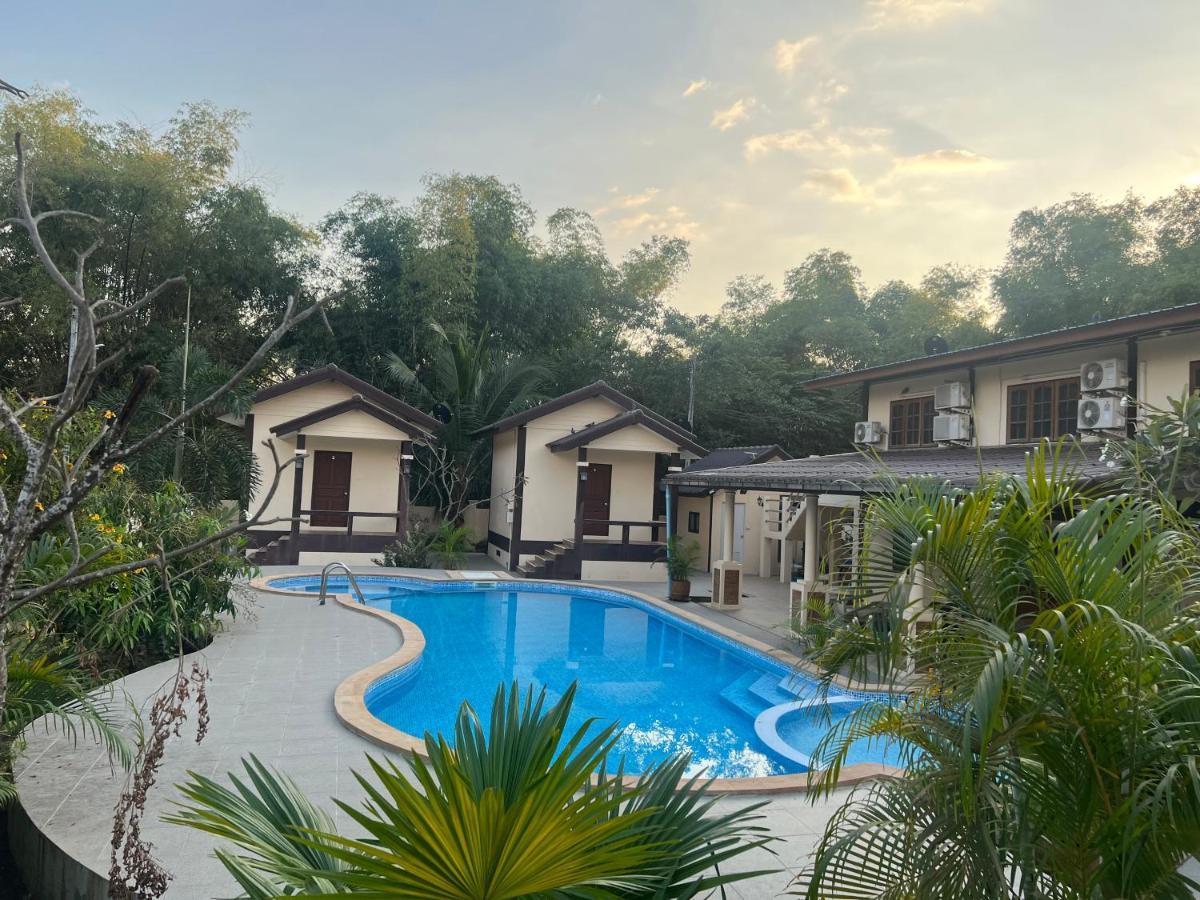 Sunray Guesthouse สุนันท์บ้านพักริมคลอง 우타이타니 외부 사진
