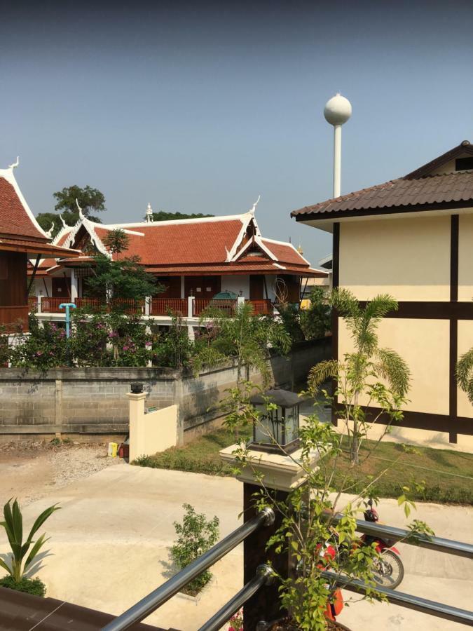 Sunray Guesthouse สุนันท์บ้านพักริมคลอง 우타이타니 외부 사진
