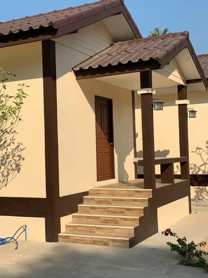 Sunray Guesthouse สุนันท์บ้านพักริมคลอง 우타이타니 외부 사진